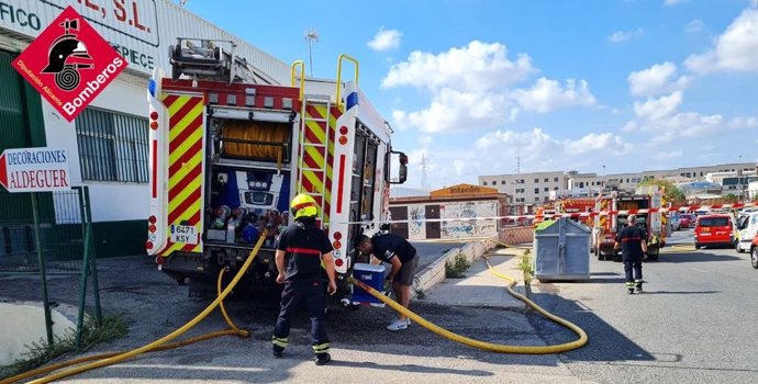 Un incendio obliga a desalojar a empleados de una fábrica de suelas de zapato y calzados de Elche