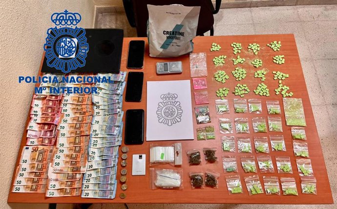 LA POLICÍA NACIONAL DETIENE A DOS JÓVENES TRAS LOCALIZARLES 350 PASTILLAS DE DROGA DURANTE UN CONTROL