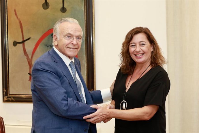 El presidente de la Fundació La Caixa, Isidre Fainé, estrecha la mano a la presidenta del Govern, Francina Armengol, tras firmar el protocolo de colaboración en materia de acción social.