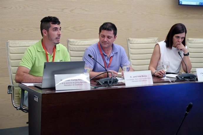 Representants de Jarc durant la seva intervenció