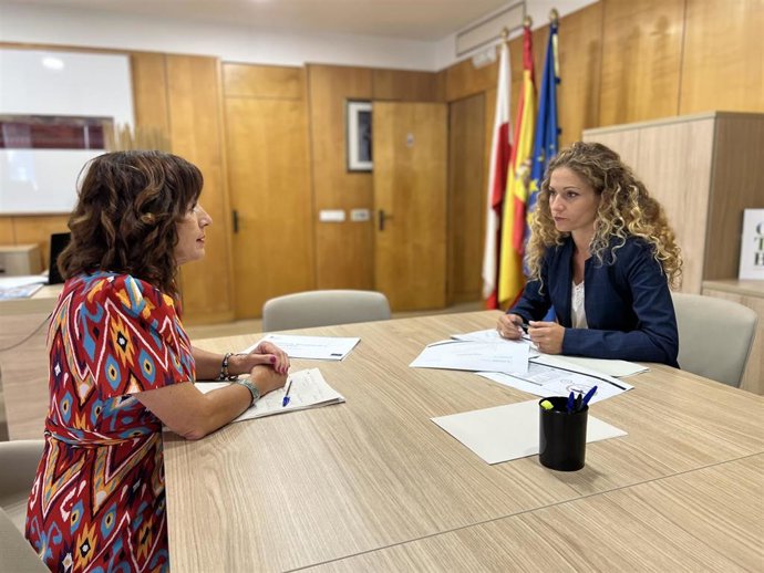 La delegada del Gobierno, Ainoa Quiñones, y la consejera de Economía y Hacienda, Ana Belén Álvarez