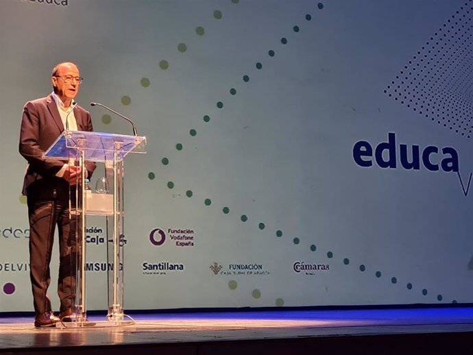 El consejero de Educación, Cultura y Deporte del Gobierno de Aragón, Felipe Faci, inaugura el IV Congreso Internacional de Innovación Educativa 'Educaverso'.