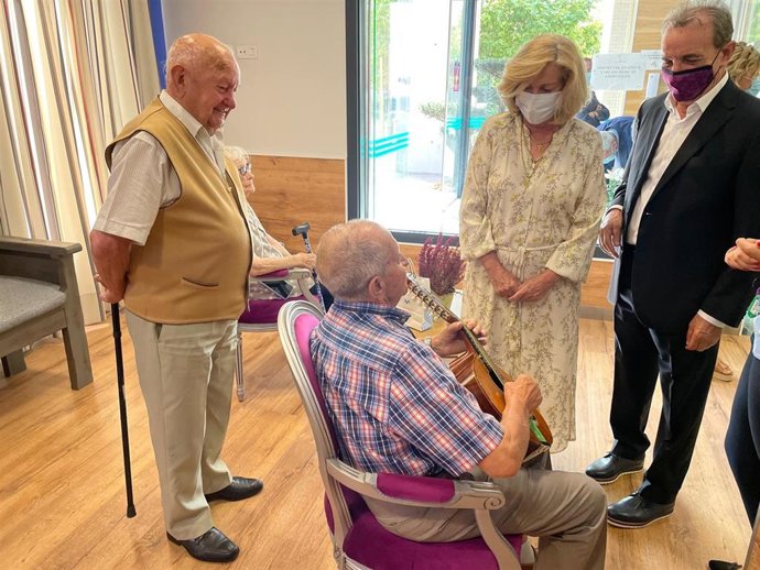 La consejera de Familia, Juventud y Política Social, Concepción Dancausa,  visita el Centro Residencial y de Día de Torrejón de Ardoz,