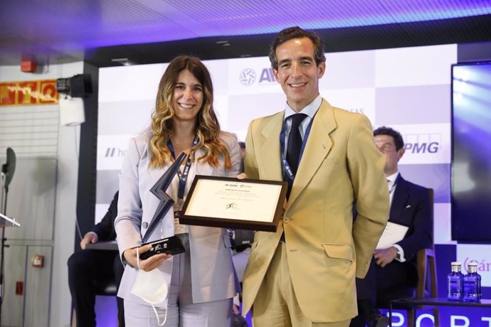 Archivo - La titular del Área Delegada de Deporte del Ayuntamiento de Madrid, Sofía Miranda, tras recibir uno de los premios del ISDE Sports Convention 2022 por la Capitalidad Mundial del Deporte de la ciudad.