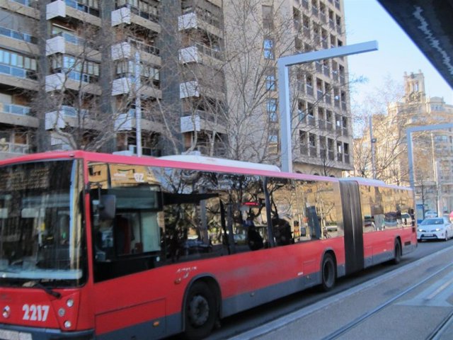 Archivo - Articulado, autobús en centro, bus