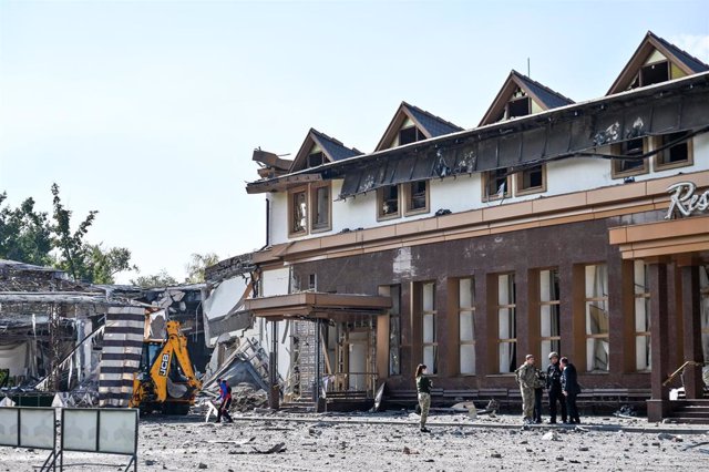 Limpieza de escombros junto a un edificio dañado en Zaporiyia