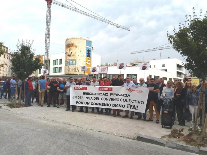 Concentración de UGT, CCOO y USO frente al Parlamento por el convenio de seguridad privada