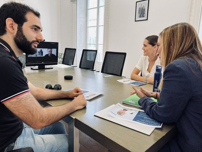 La presidenta del PP, Marga Prohens, reunida con representantes del Consell de la Joventut.