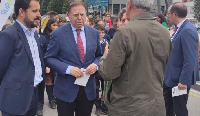 Alfredo Canteli, en el centro