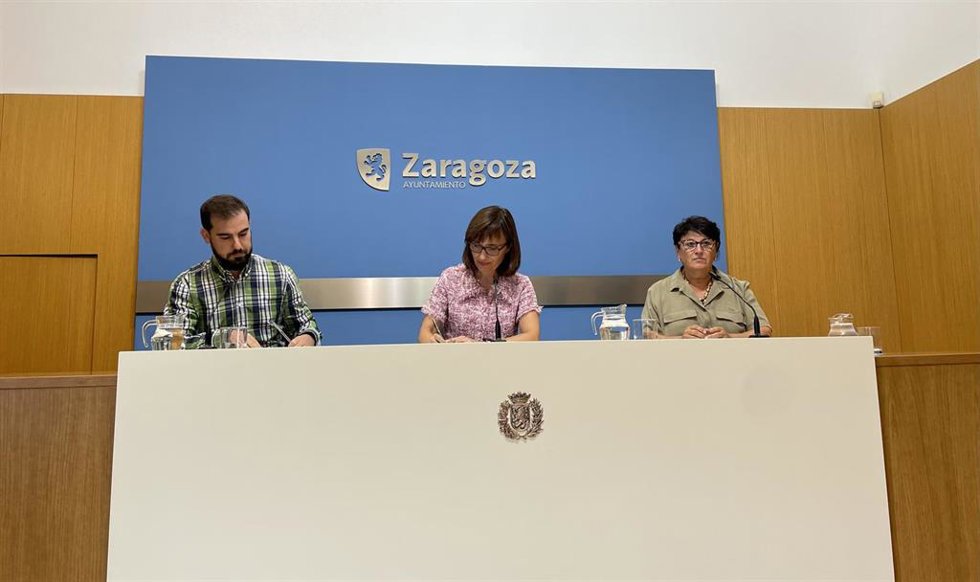 De izquierda a derecha, el responsable del departamento de atención infantojuvenil de ASAPME, Manuel Martínez; la concejal de Mujer, Igualdad y Juventud y presidenta de la Junta de Distrito Sur, María Antoñanzas, y la gerente de  ASAPME-Aragón, Ana Lópe