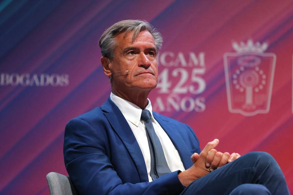Archivo - El presidente de la comisión de Libertades Civiles, Justicia y Asuntos de Interior, Juan Fernando López Aguilar, durante la clausura los actos de la semana conmemorativa del 425 aniversario del Colegio de la Abogacía de Madrid (ICAM)
