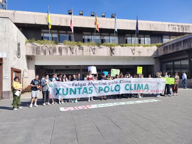 Concentración de Xuventude polo Clima-Fridays for Future en la Praza do Rei en Vigo.