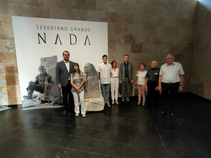Autoridades, comisarios y familiares en la exposición 'Nada' con obras del escultor Severiano Grande.