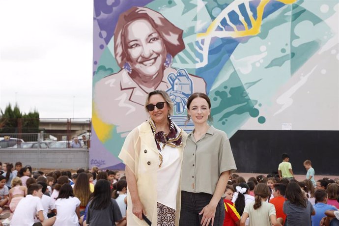 La investigadora Ángela Nieto (i) inaugura el mural realizado por Sara Chóliz