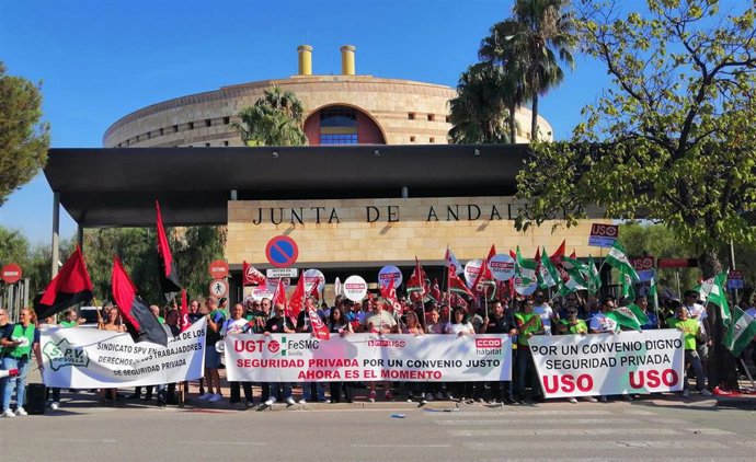 Concentración de CCOO, UGT y USO, a las puertas del edificio de la Junta de Torre Triana, para reclamar a la patronal de seguridad privada que "asuma una subida salarial digna".