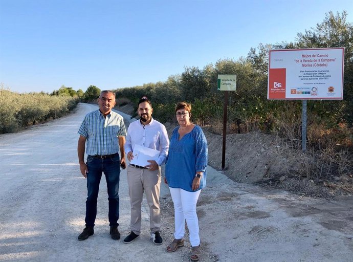El delegado de Infraestructuras Rurales de la Diputación de Córdoba, Manuel Olmo (centro), visita junto a la alcaldesa de Moriles, Francisca Carmona, las actuaciones llevadas a cabo en el municipio.