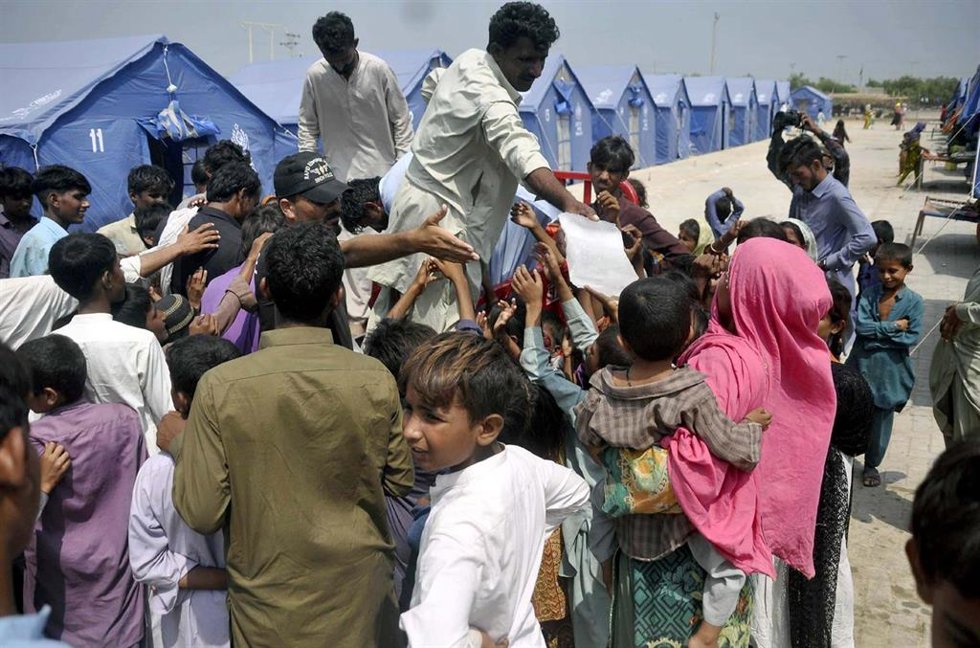 Entrega de ayuda alimentaria en una zona afectada por las inundaciones en Pakistán