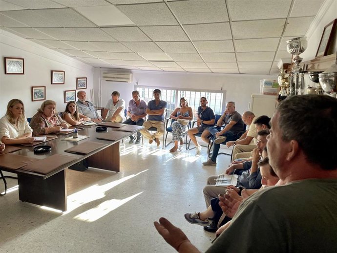 Irene García, Clara Aguilera y María Naval con representantes del sector de la flor cortada
