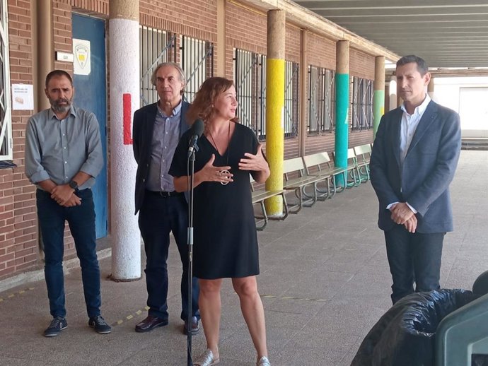 La presidenta del Govern, Francina Armengol, atiende a los medios en el IES Josep Sureda i Blanes, en Palma.