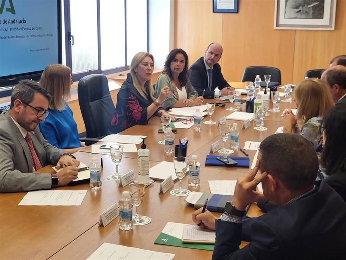 La consejera de Economía, Hacienda y Fondos Europeos, Carolina España, reunida en Málaga con los delegados territoriales del ramo