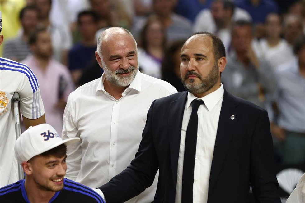 Archivo - Chus Mateo junto a Pablo Laso, ex entrenador del Real Madrid.