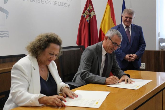 El director general de SEPES, Fidel Vázquez, y la presidenta de la Autoridad Portuaria de Cartagena, Yolanda Muñoz, firman el acuerdo en presencia del delegado del Gobierno en la Región de Murcia, José Vélez
