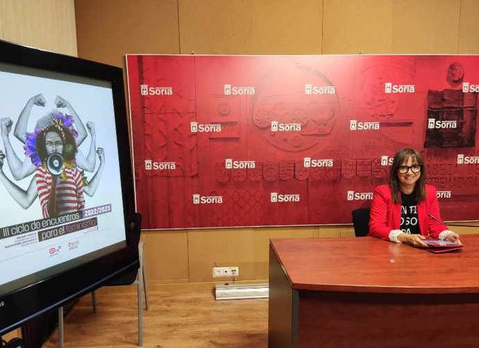 La concejal de Igualdad de Soria explica el III Ciclo de Encuentros para el Feminismo.