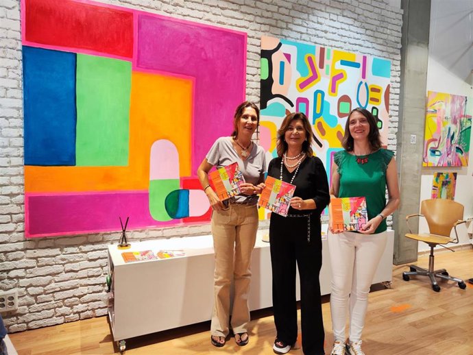 Las artistas Alexandra Chauchix y Teresa Peña, en la muesta de pintura abstracta '¡Ojo! Pimtura fresca' que acoge Expacio EXZéntrico.