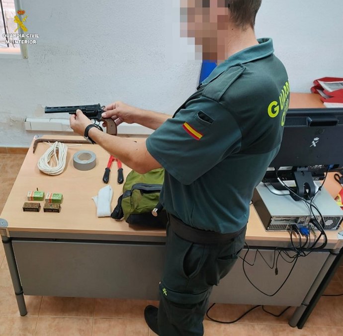 La Guardia Civil ha detenido a un hombre por violencia de género en Bétera y confisca diversos objetos