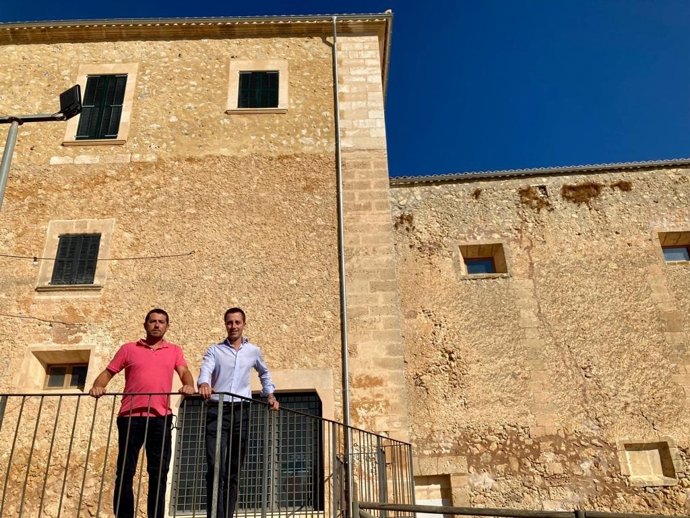 El portavoz del PP en el Consell insular de Mallorca, Lloren Galms, junto al portavoz del PP en el Ayuntamiento de Lloret de Vistagre.