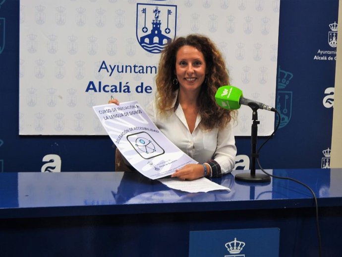 La teniente de Alcalde del Ayuntamiento de Alcalá de Guadaíra, Rosa Carro, ha presentado este viernes el nuevo curso de lenguaje de signos.