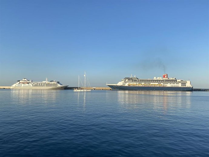 Cruceros en el puerto de Motril (Granada).