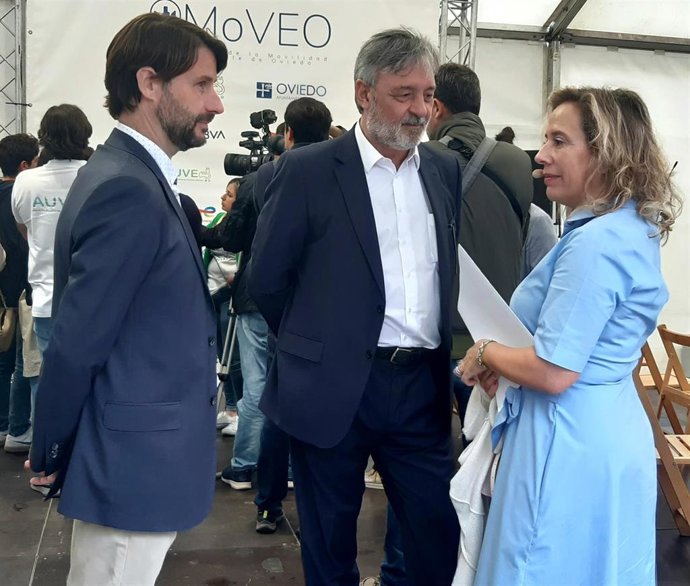 Belarmina Díaz, a la derecha