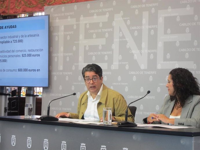 El presidente del Cabildo de Tenerife, Pedro Martín, y la consejera de Desarrollo Económico, Carmen Luz Baso, en la presentación de una línea de ayudas a pymes y autónomos