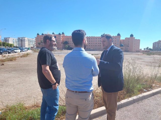 El delegado de Desarrollo Educativo, Francisco Alonso, en su visita a Roquetas de Mar (Almería)