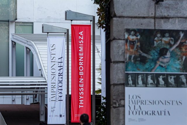 Archivo - Banderolas en la entrada al Museo Thyssen-Bornemisza, en Madrid a 14 de enero de 2020.