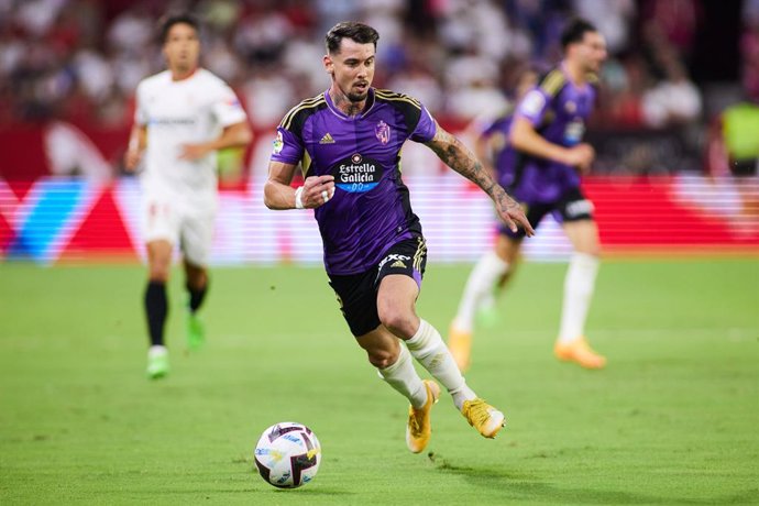 Archivo - Luis Perez of Real Valladolid in action during the spanish league, La Liga Santander, football match played between Sevilla FC and Real Valladolid at Ramon Sanchez Pizjuan stadium on August 19, 2022, in Sevilla, Spain.