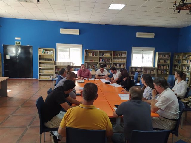 Reunión de alcaldes de la Sierra de San Pedro con el diputado provincial de Medio Ambiente, Alfondo Beltrán