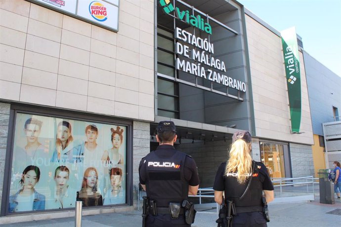 Nota De Prensa + Foto "La Policía Nacional Detiene A Tres Personas Por La Sustracción Al Descuido De Maletas Y Equipajes Valorados En Unos 46.000 Euros En El Exterior De La Estación María Zambrano"