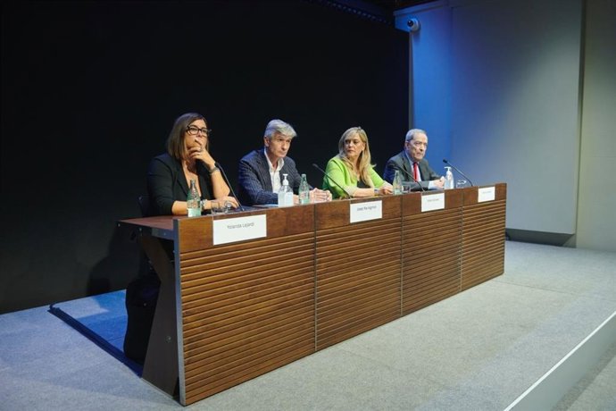 De izquierda a derecha, la directora del ICS, Yolanda Lejardi, el conseller de Salud, Josep Maria Argimon, la consellera de Derechos Sociales, Violant Cervera, y el presidente de Unicef Catalunya, Jaume Lanaspa