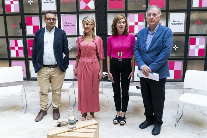 (I-D) El politólogo Ignacio Sánchez Cuenca; la vicepresidenta segunda y ministra de Trabajo y Economía Social, Yolanda Díaz; la profesora universitaria y edil de Compostela Aberta, Marta Lois y el magistrado del Tribunal Supremo, Fernando Salinas, posan