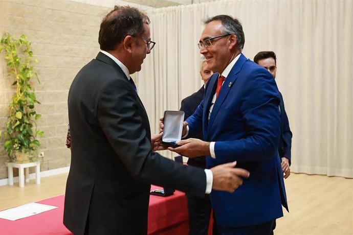 El Consejero De Sanidad, Raúl Pesquera, Recibe La Medalla De Plata Al Mérito Social Penitenciario, Otorgada Por El Ministerio Del Interior A La Consejería De Sanidad.