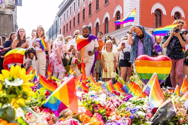 Archivo - Ofrenda floral por la muerte de dos personas tras un ataque a los asistentes al desfile del Orgullo en Oslo, en junio de 2022.