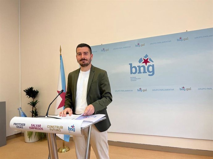 El diputado del BNG Daniel Castro, en rueda de prensa en el Parlamento de Galicia