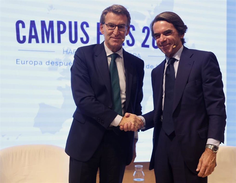 El presidente del Partido Popular, Alberto Núñez Feijóo y el expresidente del Gobierno y presidente de la Fundación FAES, José María Aznar, se despiden tras la clausura del Campus FAES 2022, en el Espacio Bertelsmann, a 23 de septiembre de 2022, en Madr
