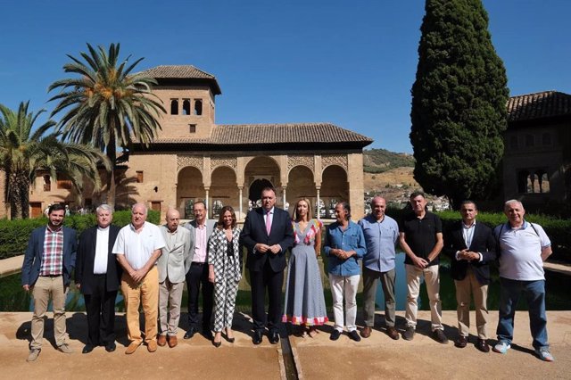 El consejero de Turismo, Cultura y Deporte, Arturo Bernal, en el centro, en la Alhambra