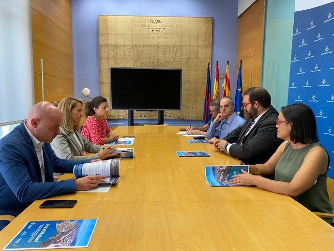 La delegada del Govern central a Catalunya, Maria Eugnia Gay, i l'alcalde de Mataró (Barcelona), David Bote, en la trobada