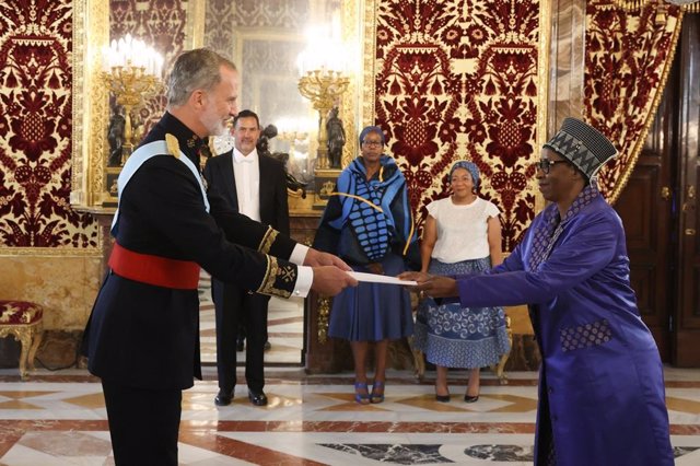 El Rey recibe las cartas credenciales de la embajadora de Sudáfrica, Sankie Dolly Mthembi-Mahanyele
