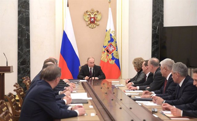 Archivo - El presidente de Rusia, Vladimir Putin, durante una reunión con miembros del Consejo de Seguridad ruso