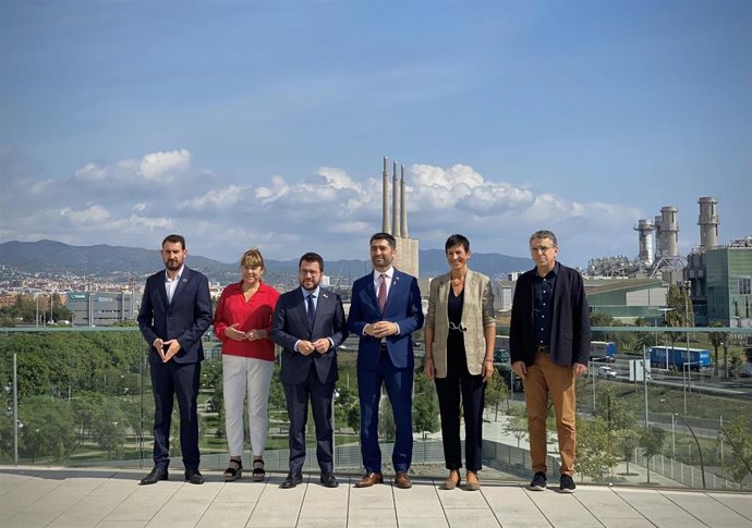 El alcalde de Badalona, Rubén Guijarro; la consellera de Cultura, Natlia Garriga; el presidente del Govern, Pere Aragons; el vicepresidente, Jordi Puigneró; la alcaldesa de Sant Adri, Filo Cañete,  y el teniente de Cultura de Barcelona, Jordi Martí